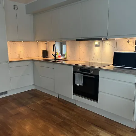Apartamento Modern With Carport Near And Airport